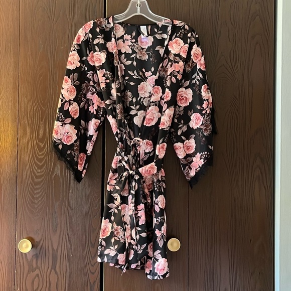 Secret Treasures Other - Secret Treasures short sleeved, satiny short robe. Size Medium